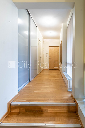 Проект - Kalpaka Residence, реновированный дом, территория обнесена забором, вход с улицы, Рига - изображение 7