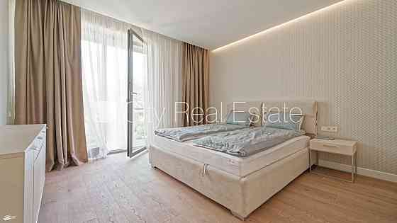 Новостройка, благоустроенный озеленённый двор, закрытый двор, территория Юрмала