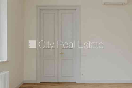 Фасадный дом, реновированный дом, установлены солнечные панели , закрытый двор, Рига