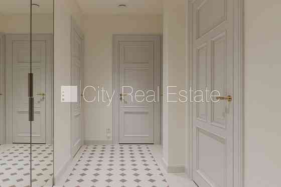 Фасадный дом, реновированный дом, установлены солнечные панели , закрытый двор, Рига