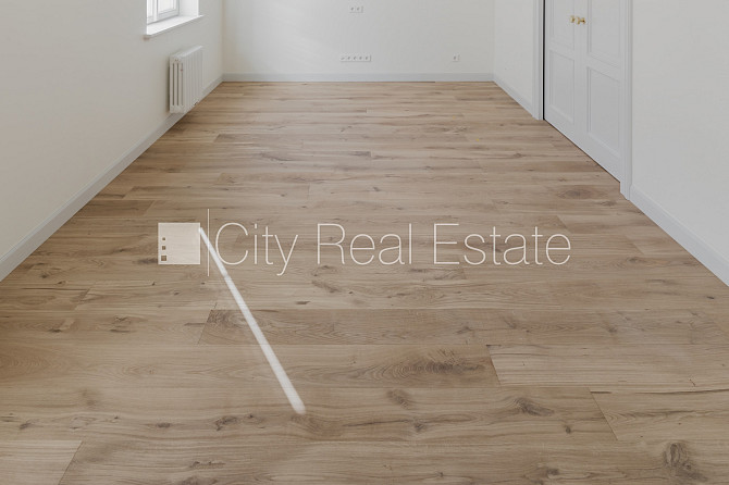 Фасадный дом, реновированный дом, установлены солнечные панели , закрытый двор, Рига - изображение 8