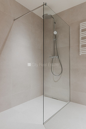 Фасадный дом, реновированный дом, установлены солнечные панели , закрытый двор, Рига - изображение 11