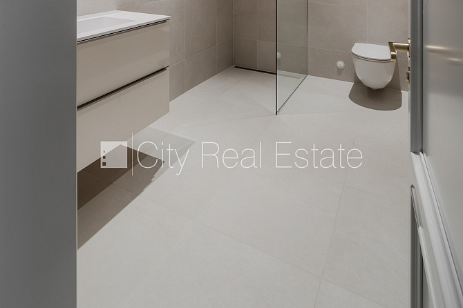 Фасадный дом, реновированный дом, установлены солнечные панели , закрытый двор, Рига - изображение 12