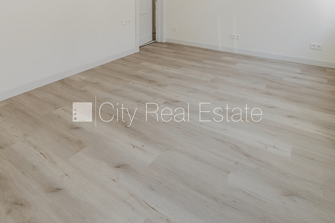 Фасадный дом, реновированный дом, установлены солнечные панели , закрытый двор, Рига - изображение 9