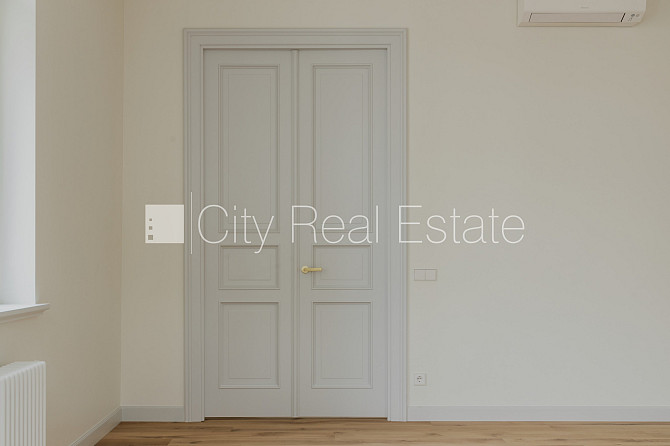 Фасадный дом, реновированный дом, установлены солнечные панели , закрытый двор, Рига - изображение 6