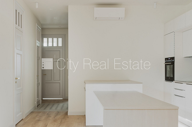 Фасадный дом, реновированный дом, установлены солнечные панели , закрытый двор, Рига - изображение 3