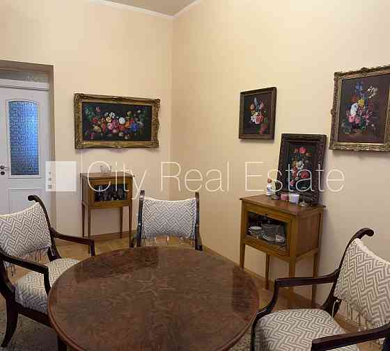 Новостройка, фасадный дом, закрытый двор, места для нескольких машин, вход с Рига