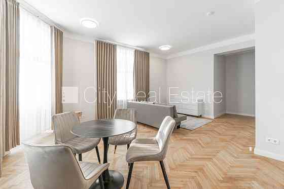 Фасадный дом, реновированный дом, закрытый двор, вход с улицы, лифт, лестничная Рига