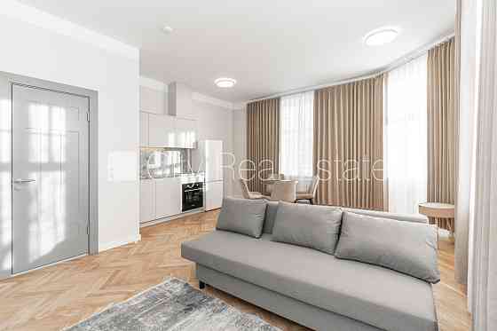 Фасадный дом, реновированный дом, закрытый двор, вход с улицы, лифт, лестничная Рига