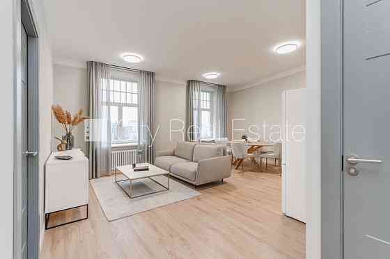 Фасадный дом, реновированный дом, плата за обслуживание в месяц 70 EUR, вход с улицы, Рига