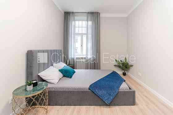 Фасадный дом, реновированный дом, плата за обслуживание в месяц 70 EUR, вход с улицы, Рига