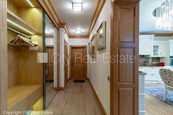 Новостройка, благоустроенная озеленённая территория, въездные ворота оснащены Юрмала