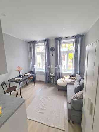 Фасадный дом, реновированный дом, закрытый двор, вход с улицы и со двора, Рига