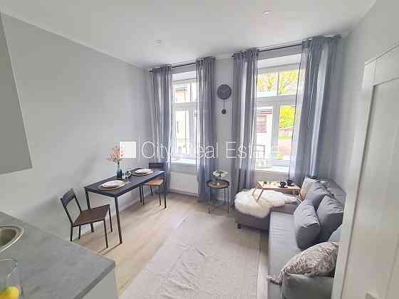 Фасадный дом, реновированный дом, закрытый двор, вход с улицы и со двора, Рига