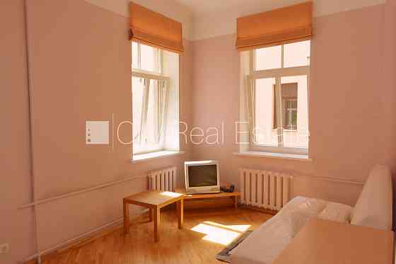 Фасадный дом, реновированный дом, закрытый двор, вход с улицы, лестничная клетка Рига