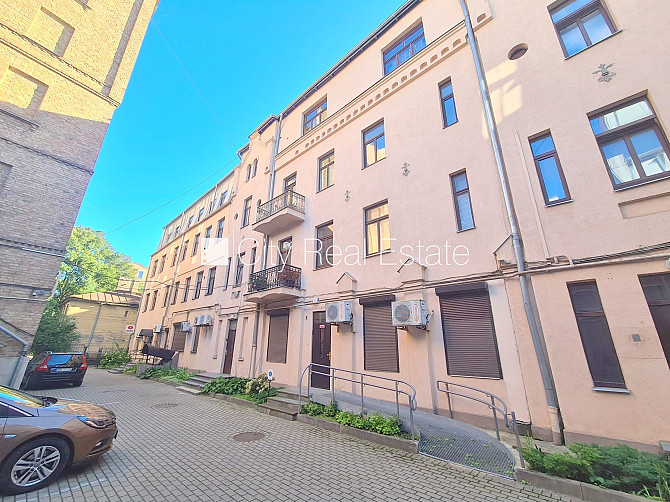 Фасадный дом, реновированный дом, закрытый двор, вход с улицы, лестничная клетка Рига - изображение 10