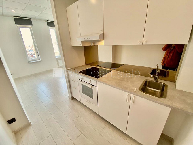 Фасадный дом, реновированный дом, закрытый двор, вход с улицы, лифт, лестничная Рига - изображение 1