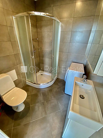 Фасадный дом, реновированный дом, закрытый двор, вход с улицы, лифт, лестничная Рига - изображение 10