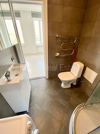 Фасадный дом, реновированный дом, закрытый двор, вход с улицы, лифт, лестничная Рига - изображение 11