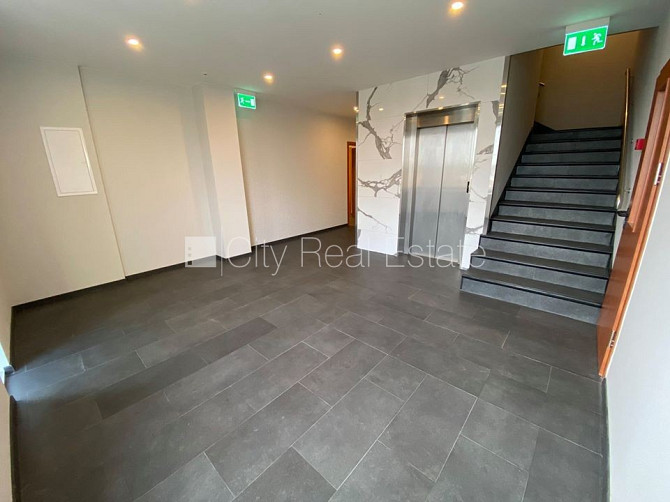 Фасадный дом, реновированный дом, закрытый двор, вход с улицы, лифт, лестничная Рига - изображение 14