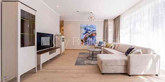 Новостройка, фасадный дом, зеленая территория, благоустроенная озеленённая Юрмала