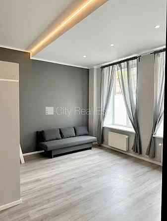 Фасадный дом, закрытый двор, возможность аренды парковки, вход с улицы, Рига