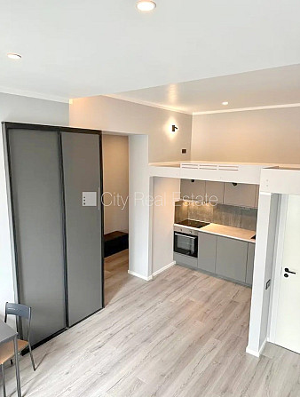 Фасадный дом, закрытый двор, возможность аренды парковки, вход с улицы, Рига - изображение 1