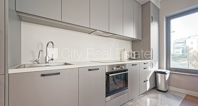 Новостройка, зеленая территория, благоустроенный озеленённый двор, территория Юрмала - изображение 3