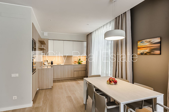 Новостройка, фасадный дом, зеленая территория, благоустроенный озеленённый двор, Юрмала - изображение 6