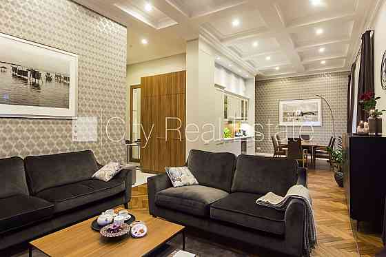 Новостройка, фасадный дом, зеленая территория, благоустроенная озеленённая Юрмала