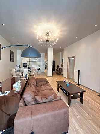 Фасадный дом, реновированный дом, вход с улицы, лифт, лестничная клетка после Рига