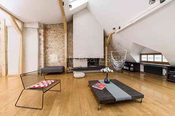 Фасадный дом, мансарда, лестничная клетка после капитального ремонта, Рига