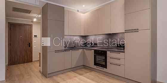 Новостройка, фасадный дом, зеленая территория, благоустроенная озеленённая Юрмала