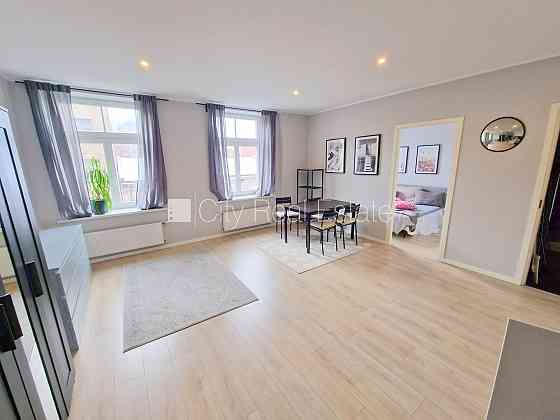 Фасадный дом, реновированный дом, закрытый двор, вход с улицы и со двора, Рига