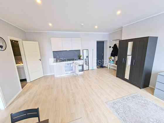 Фасадный дом, реновированный дом, закрытый двор, вход с улицы и со двора, Рига