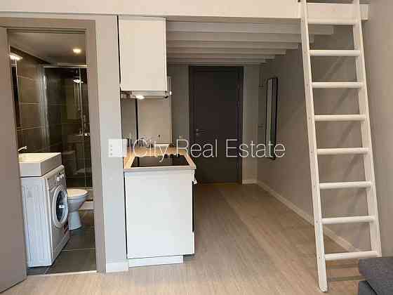 Фасадный дом, реновированный дом, закрытый двор, вход с улицы, лестничная клетка Рига