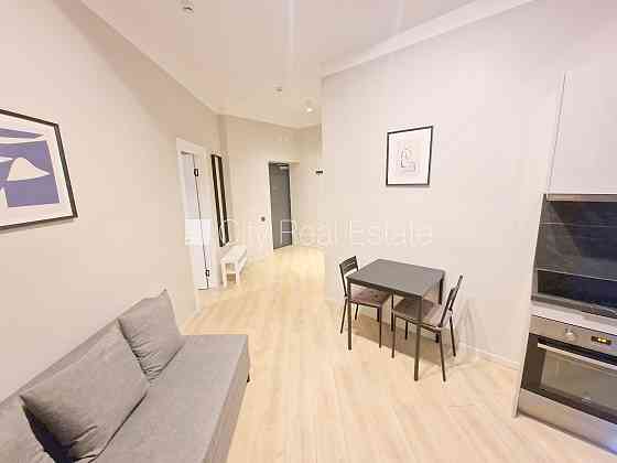 Фасадный дом, реновированный дом, закрытый двор, вход с улицы и со двора, лифт, Рига