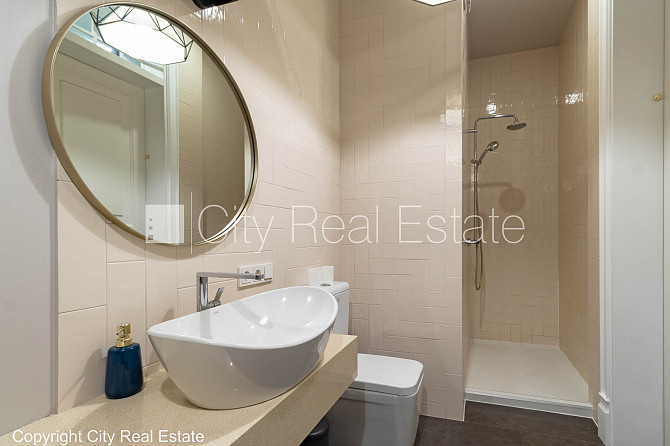 Фасадный дом, реновированный дом, вход с улицы, окна выходят на улицу, Рига - изображение 20