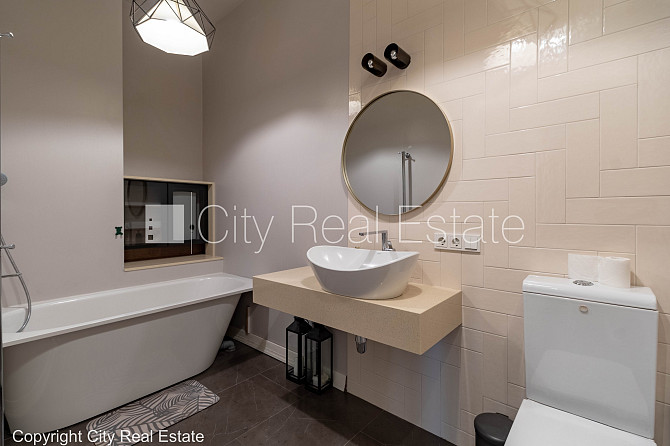 Фасадный дом, реновированный дом, вход с улицы, окна выходят на улицу, Рига - изображение 18