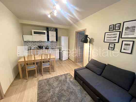 Дом во дворе, закрытый двор, лестничная клетка после капитального ремонта, Рига