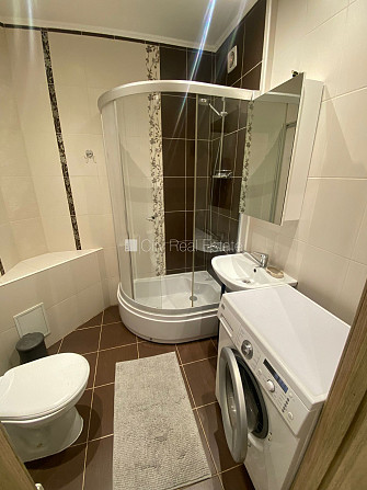 Дом во дворе, закрытый двор, лестничная клетка после капитального ремонта, Рига - изображение 11