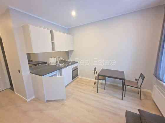 Фасадный дом, реновированный дом, закрытый двор, вход с улицы и со двора, Рига