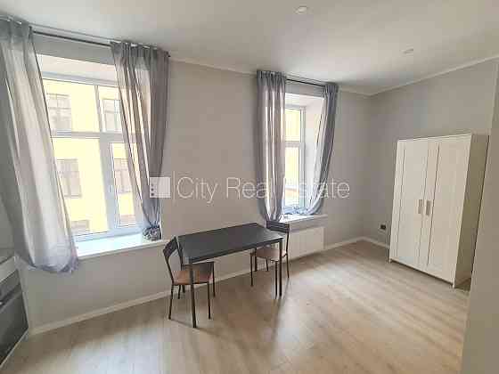 Фасадный дом, реновированный дом, вход с улицы, лестничная клетка после Рига