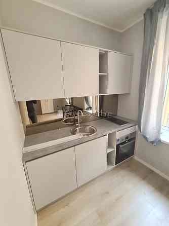 Фасадный дом, реновированный дом, вход с улицы, лестничная клетка после Рига