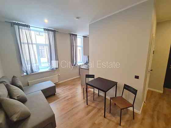 Здание во дворе, реновированный дом, закрытый двор, вход с улицы и со двора, Рига