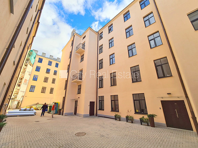 Здание во дворе, реновированный дом, закрытый двор, вход с улицы и со двора, Рига - изображение 13