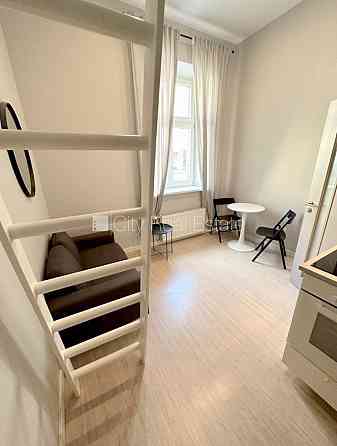 Фасадный дом, реновированный дом, закрытый двор, вход с улицы, лестничная клетка Рига