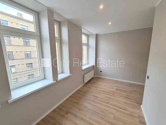 Фасадный дом, реновированный дом, закрытый двор, вход со двора, лестничная клетка Рига