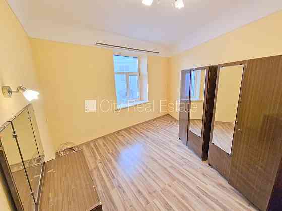 Фасадный дом, реновированный дом, вход с улицы, лестничная клетка после Рига