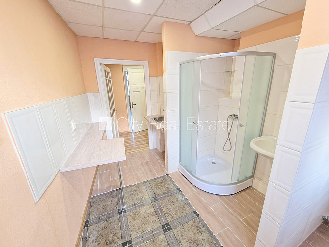 Fasādes māja, renovēta māja, ieeja no ielas, kāpņu telpa pēc kosmētiskā remonta, logi Rīga - foto 16